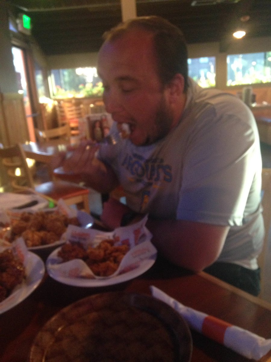 CoachYeisley's tweet photo. 5 wings in... Ranch appears to be the dipping sauce of choice! Good pace to start. #WingChallenge2016 https://t.co/AOVwch4bCA