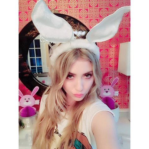 LIZY2KFANS's tweet photo. HAPPY EASTER GUYSSSSSSSS!!! I LOVE THIS AND I LOVE MY MOMMY LIZ! MANY CHOCOLATS FOR US 🐰👯🍫🍫💖 https://t.co/X5p3tvT9P1