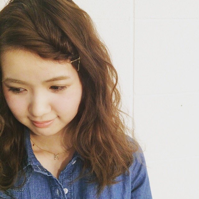 かわいいヘアスタイル 伸ばしかけの前髪もくるりんぱでスッキリかわいく 一回くるりんぱしてほぐすだけ T Co Dmkcilozxg