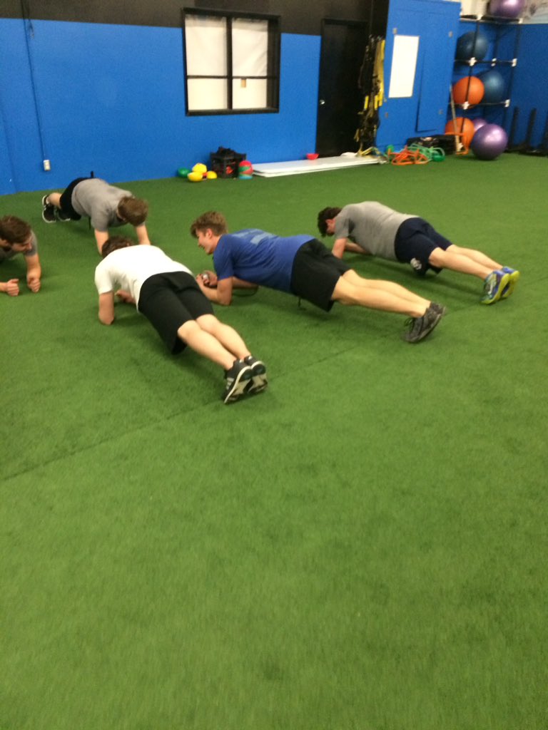 CrashCondHockey's tweet photo. Hard work pays off. Great job coach marian and team #aamidget Royalsgold #winnerswin # https://t.co/8sdMFreJKE