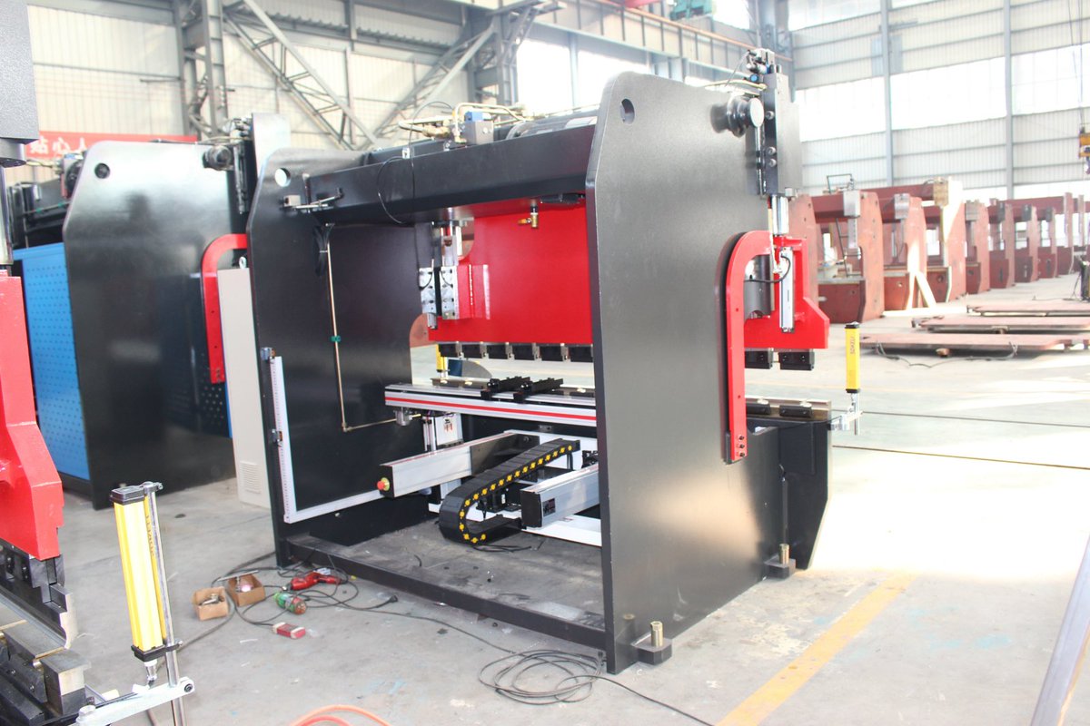 cnc press brake with Delem controller DA52  . 3+1 axis x,y1 ,y2 +v axis
email :shule14@slmachine.com.cn