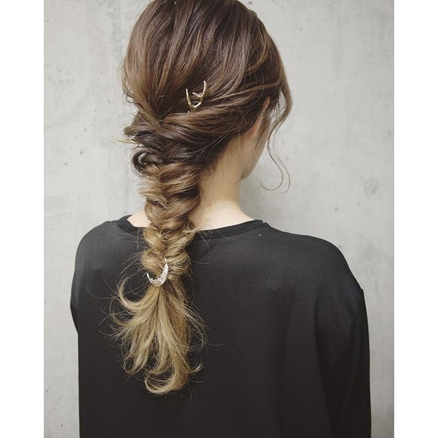かわいいヘアスタイル Twitter वर 連続くるりんぱで作るフィッシュボーン風アレンジ トップを結んでほぐす 両サイドの毛束を の上で結び くるりんぱ 残った毛束を2つに分け の上で結びくるりんぱ 毛先まで繰り返す ほぐして完成 T Co Kx1dqzoxto