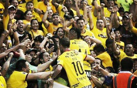 Yerbatero5781's tweet photo. #BarcelonaSC 5-0 @LDU_Oficial
Dos imágenes contundentes▶ https://t.co/Sq1jcgJhsT