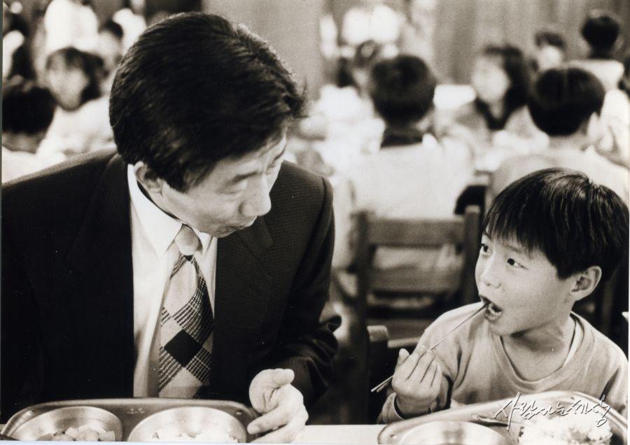 "건강한 사고를 가진 건강한 시민을 길러내는 것이 교육의 핵심이고 국가가 해야 할 일입니다"
<2004.7.1 국정과제회의>