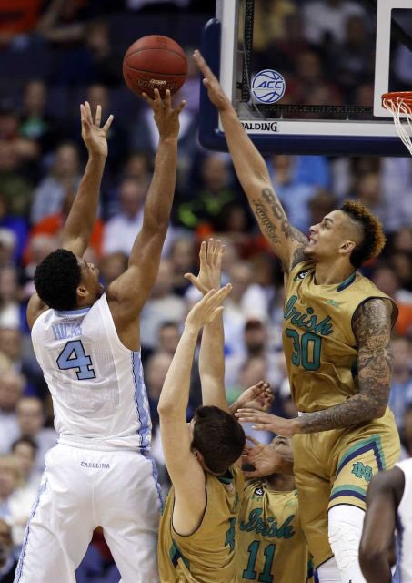 SPORTalkND's tweet photo. End of a very exciting 1st half ND trails UNC 43-38! Let's go #FightingIrish ☘☘ let's take the lead in the 2nd! https://t.co/9sdmLnFOni