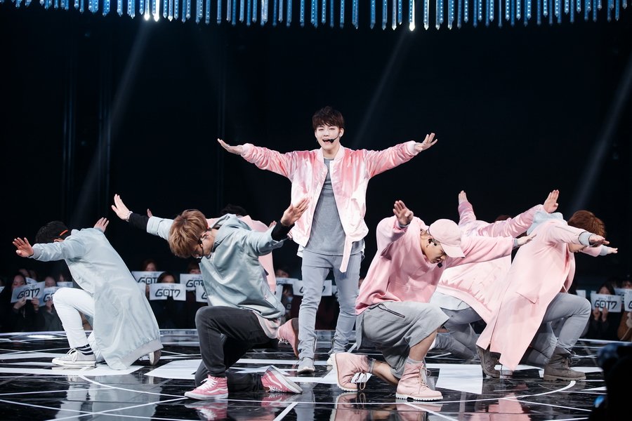 M2MPD's tweet image. 점심먹기전에 160324 #엠카미공개사진 #GOT7 #FLY #로고없이 데헷