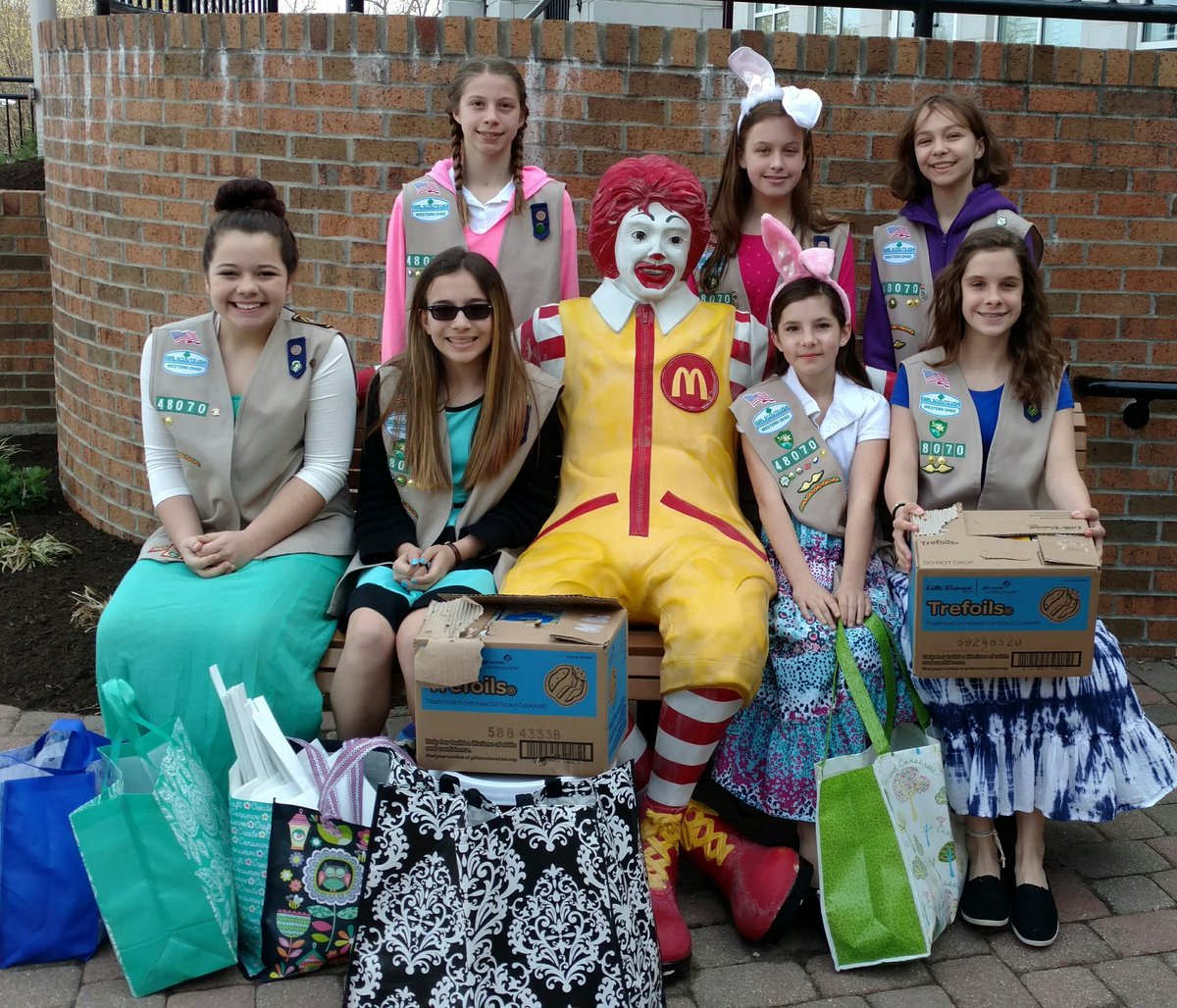 Troop48070's tweet photo. We spent our morning @RMHCincinnati! Egg hunt, cookies, & 5 gal of pop tabs! #gsgiveback @girlscouts @GirlScoutsWOH https://t.co/0OYAH89zBr
