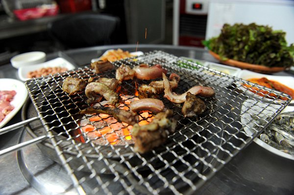 경북 포항에는 춘곤증 치료에 좋은 식재료를 이용해 운영중인 맛집이 있는데요~ 홍삼삼계탕과 초원 산 꼼장어집이 그곳입니다~! 포항의 대표 맛집 두 곳을 소개합니다~  #홍삼삼계탕 #초원산꼼장어 #포항맛집