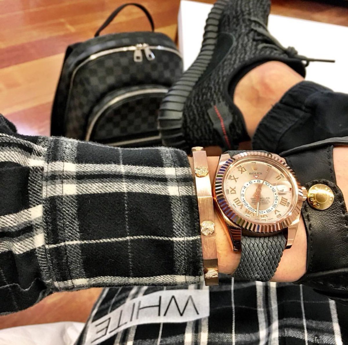 WhatUsMenLike's tweet photo. The "On the go" look. ✈️ #WhatUsMenLike https://t.co/r7KDOf96ki