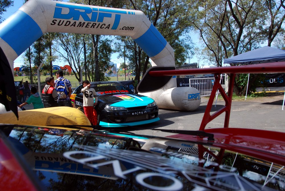 ParqueBi100's tweet photo. Paso "Drift Sudamérica" por el Parque del Bicentenario y sonaron fuerte los motores. https://t.co/PlWOq9pdJq