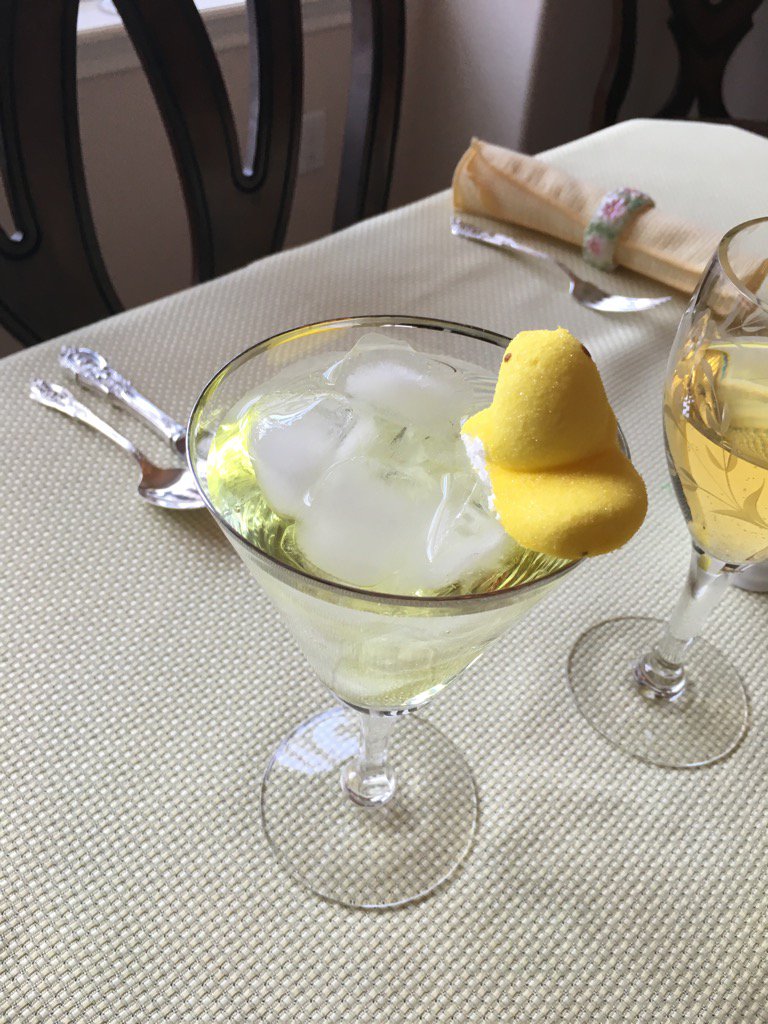 Be_Ur_Best_ATS's tweet photo. I'm not the best at decorating the table. Happy Easter, everyone. https://t.co/XD3zjHy5iu