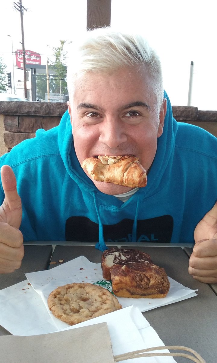 PornoDan's tweet photo. Lent has ended time to have my first sweets! #HappyEaster https://t.co/TZwV46RwnI