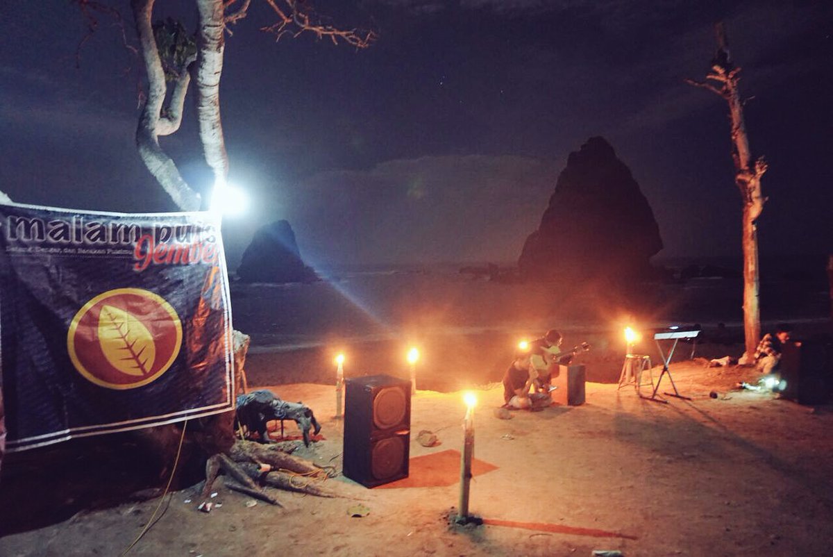 Jatuh cintalah, menarilah, bernyanyilah, membaca puisilah. Dunia ini butuh lebih banyak cinta &amp; puisi. #GathMP2Jatim