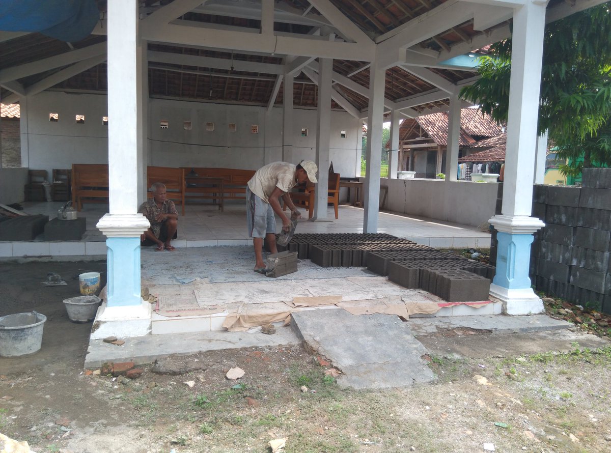 KecTunjungan's tweet photo. Pembuatan batako untuk pembangunan Balai Desa , Desa Sitirejo Kecamatan Tunjungan https://t.co/iI20iQjHei