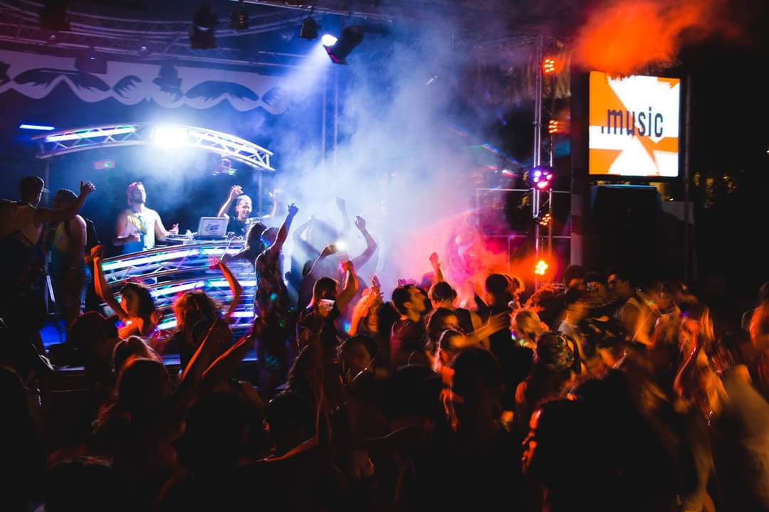VicLoucks17's tweet photo. Take me back to this every single night 🎉 https://t.co/qP27RBfdva