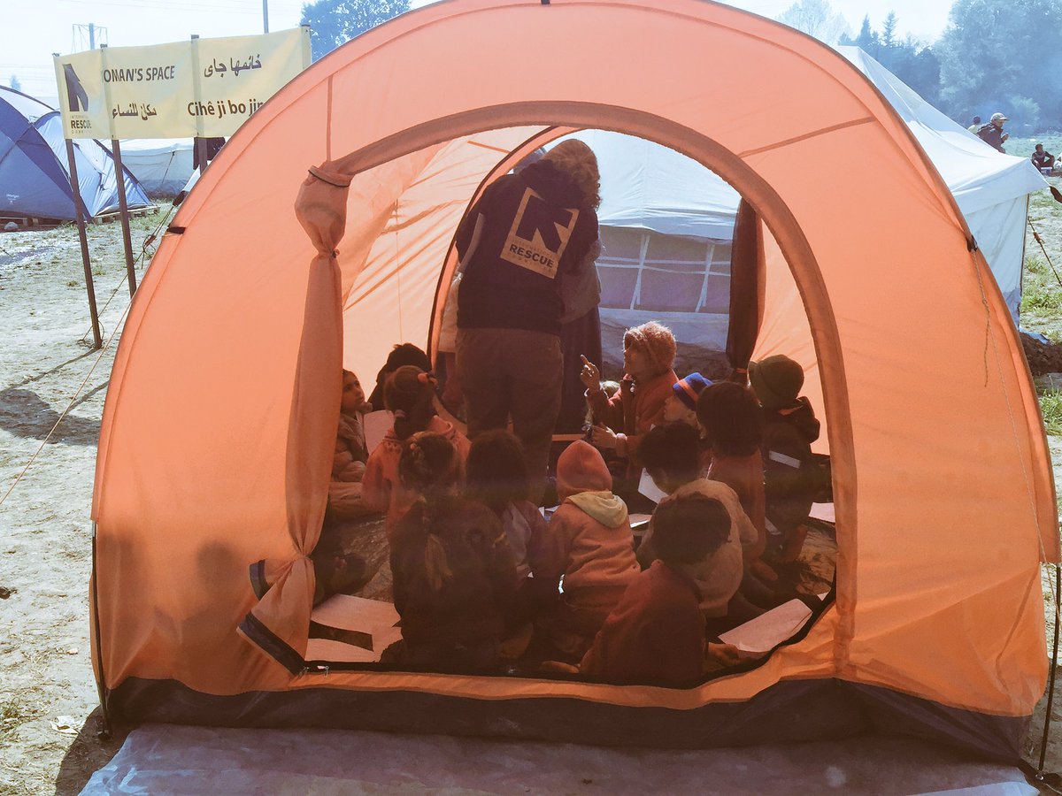 Coloring time in @theIRC dedicated children's space in #Idomeni in an area set aside for vulnerable women and kids. https://t.co/7QKYI6Xc8D