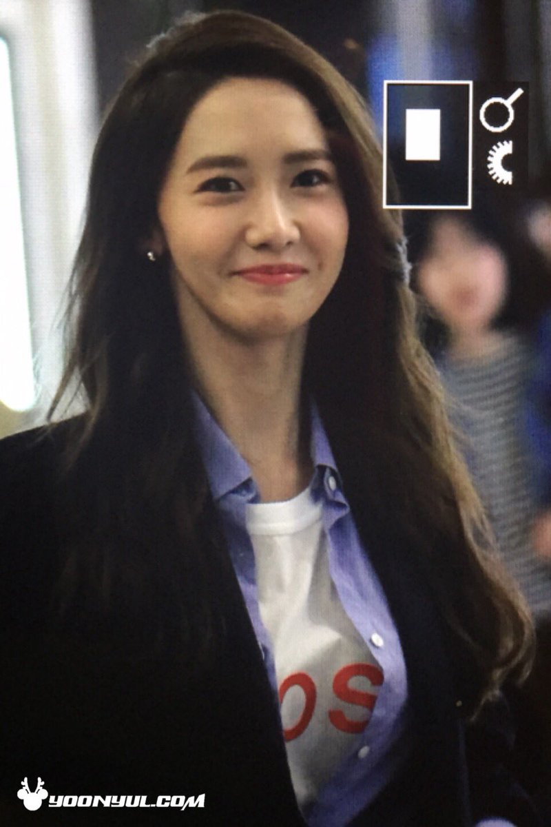 [PIC][28-03-2016]YoonA tham dự sự kiện khai trương chi nhánh mới của thương hiệu "PREMIATA" vào tối nay Cen21iIWIAAogpR