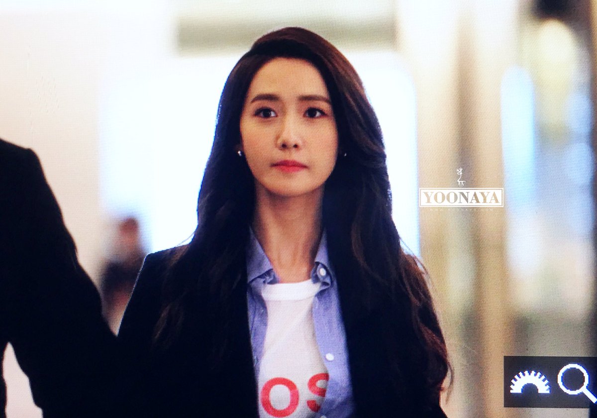 [PIC][28-03-2016]YoonA tham dự sự kiện khai trương chi nhánh mới của thương hiệu "PREMIATA" vào tối nay Cen88XPWEAAwnKz