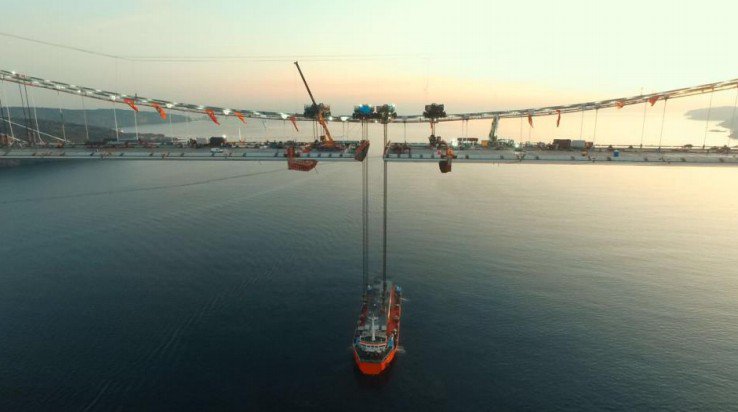 Colocación del último tramo del tablero en el tercer puente sobre el Bósforo. #Felizlunes