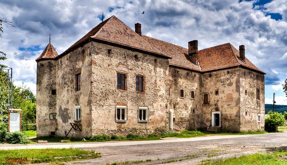 bestofukraine's tweet photo. #Flower #Festival #Love in St. Miklos In #Zakarpattia > https://t.co/KOX1NJqlQN #itsukraine #Ukraine #travel #castle https://t.co/ihMIY48huJ