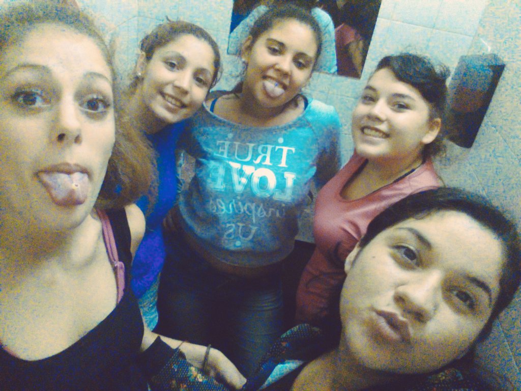 MorooCamila's tweet photo. Laaas amooooor, por miles de locuras como estas. @micaeLaSacayan @MaiituC @dc_abi https://t.co/rTywbimseS