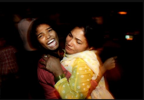 Devastante dolore: 30 bambini uccisi in un parco giochi a #Lahore, 300 feriti.  repubblica.it/esteri/2016/03…