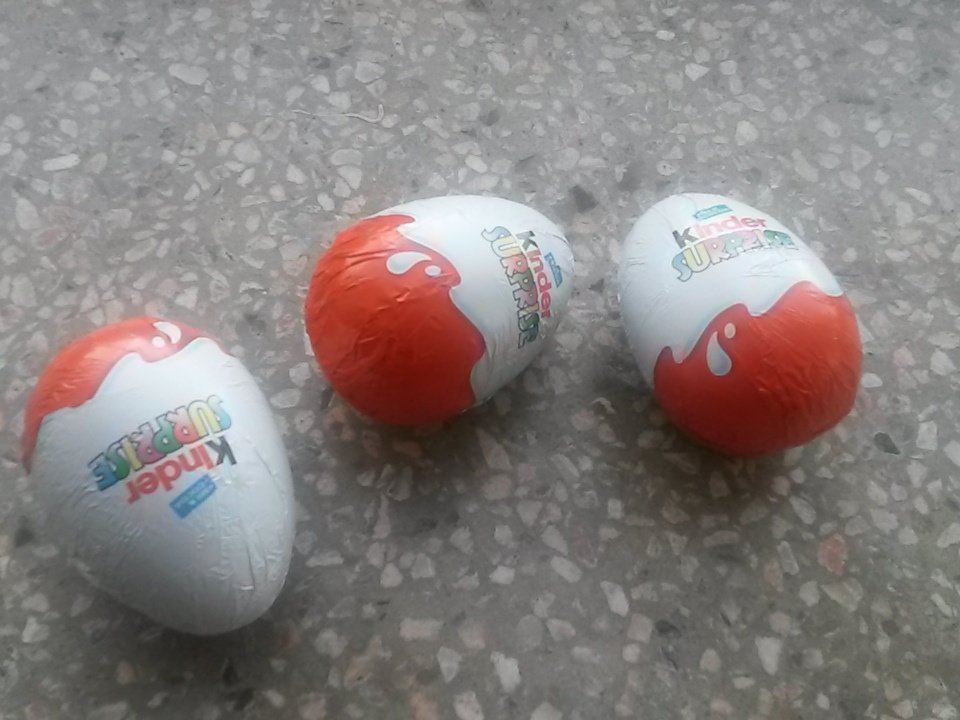 KatjaMikkola's tweet photo. Sarjassamme #olenaikuinen: äiti ilmestyi juuri yllättäen ovelle ja toi nämä. #pääsiäinen #kindermuna https://t.co/iuHgnsGZIk