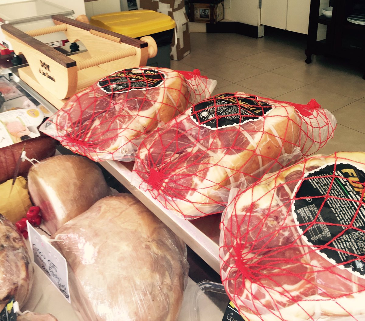 aTipicoComiso's tweet photo. Buona Pasqua e Pasquetta da tutto lo Staff.#aTipico #BottegaDelGusto #soloIlMeglioPerINostriClienti #FoodLovers https://t.co/RAMXd4pnto