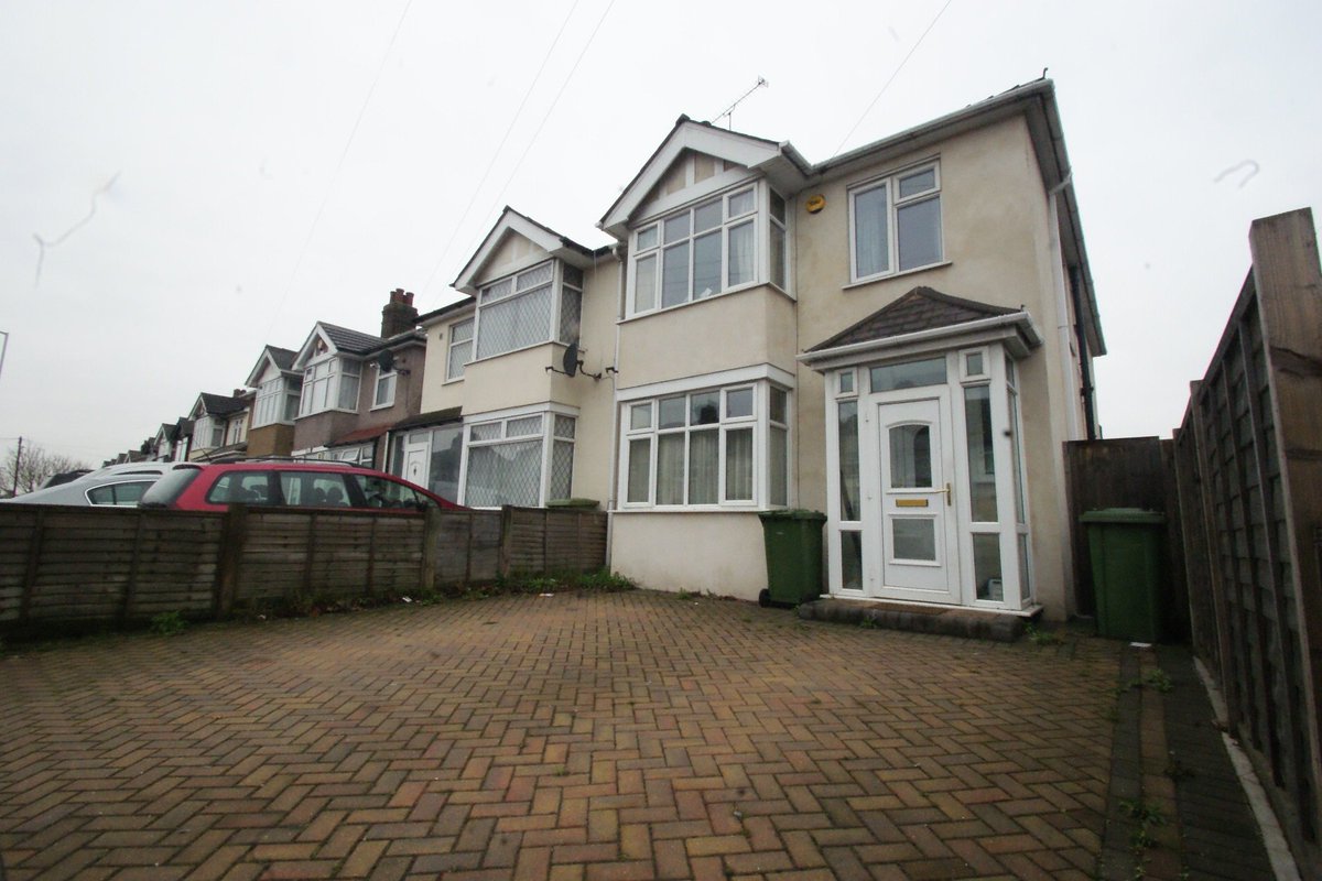 GBPESTATES's tweet image. #LETTINGS Brentwood Road, Gidea Park - 4 Bedroom house £1,600pcm Available Now contact us @GBPESTATES