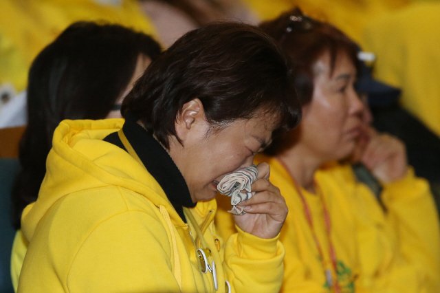 “마스크 벗겨요” “말 좀 해요” 유족들 애타는 마음에 아우성/청문회 스케치hani.co.kr/arti/society/s…