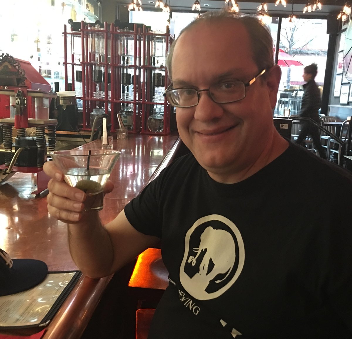 Phil_NerdKing's tweet photo. #SeriousMartiniAction yesterday at @VonsSeattle with @ebr2u https://t.co/JmbbbfFRBT