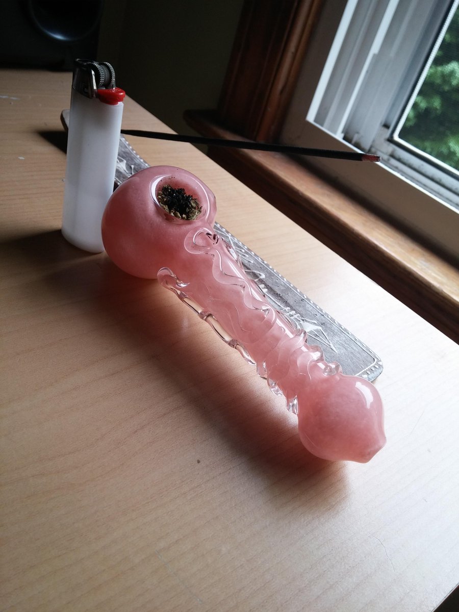 ElodieParis22's tweet photo. mon nouveau gode . aussi ma pipe:) https://t.co/YObUyi9Ri4