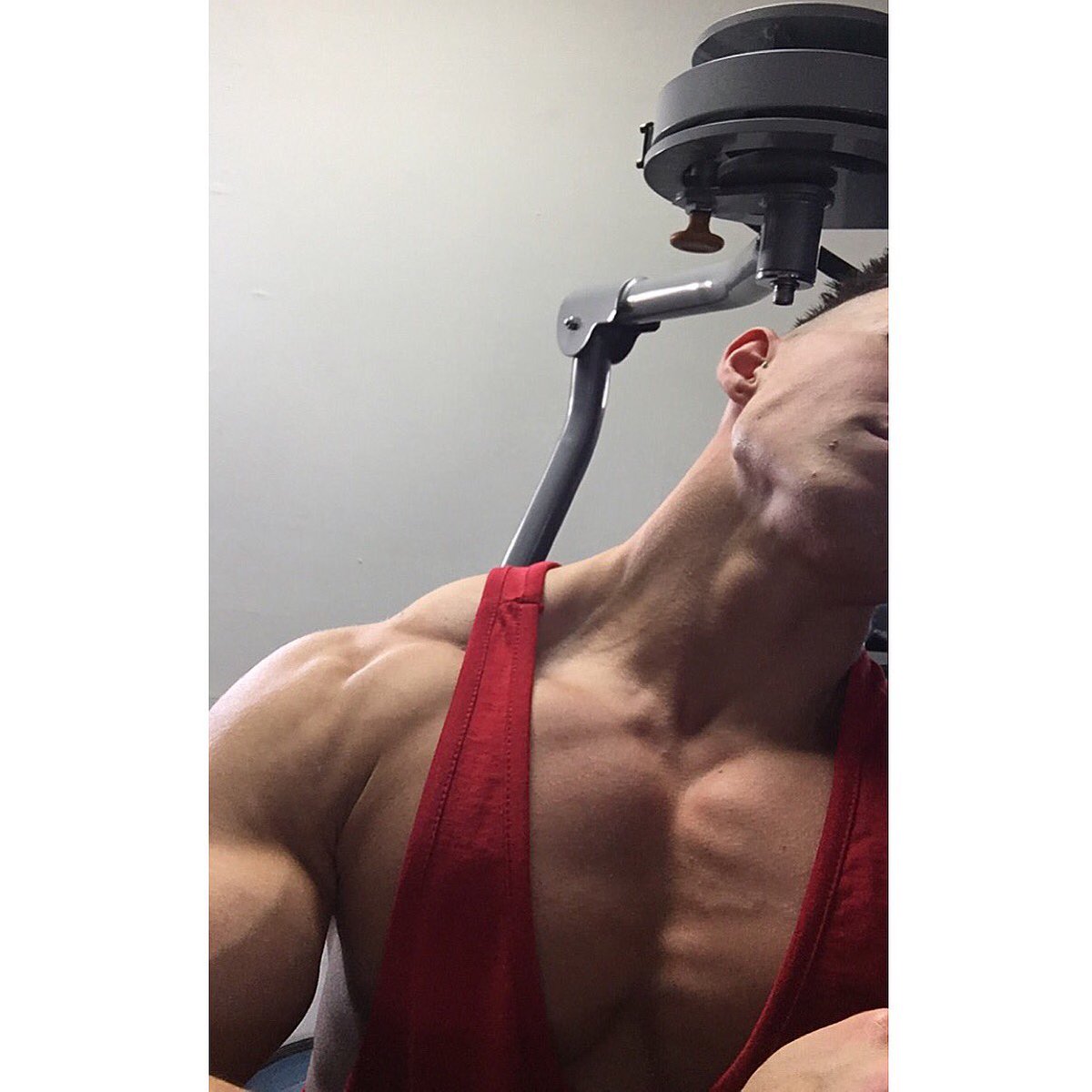 BenMilesGodfrey's tweet photo. Me again 👋🏽 #WhoUsesTwitterTheseDays #DoHashtagsStillWork? #FitFam #ChestDay #mondaymotivation #stillgoing #whocares https://t.co/WLWloHGYch