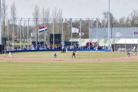 Nieuw honkbalveld Onze Gezellen: prachtige reclame voor de sport dlvr.it/KvgSCQ