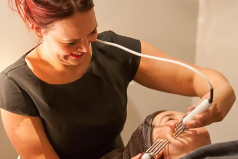 Elajehairbeauty's tweet photo. We need an experienced beauty therapist to join our talented team! Could this be you? Email us at salon@elaje.co.uk https://t.co/bICdvuZn3L