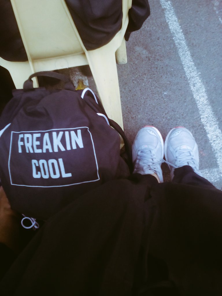 PauuMeow's tweet photo. Wearing trainers under my toga. Boom! #FreakinCool https://t.co/dp0JV8vt9L