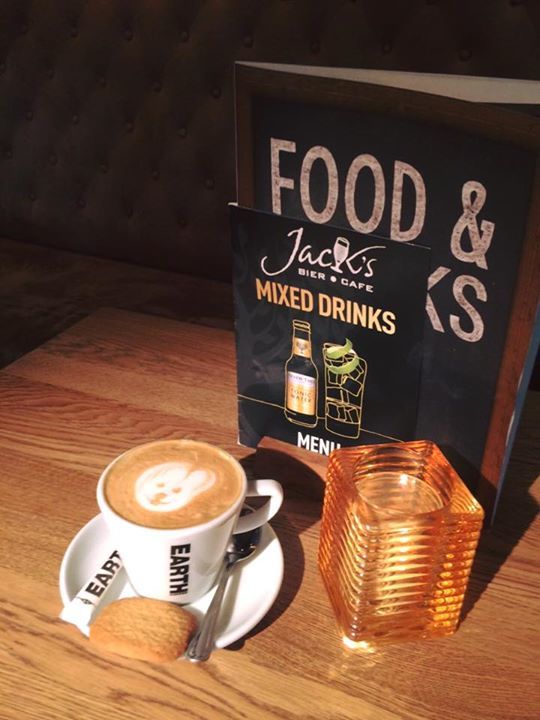 Jacks_Cafe's tweet image. Fijne paasdagen gewenst! Kom lekker een bak koffie drinken! De appeltaart is trouwens ook heerlijk. Wij zijn open! …