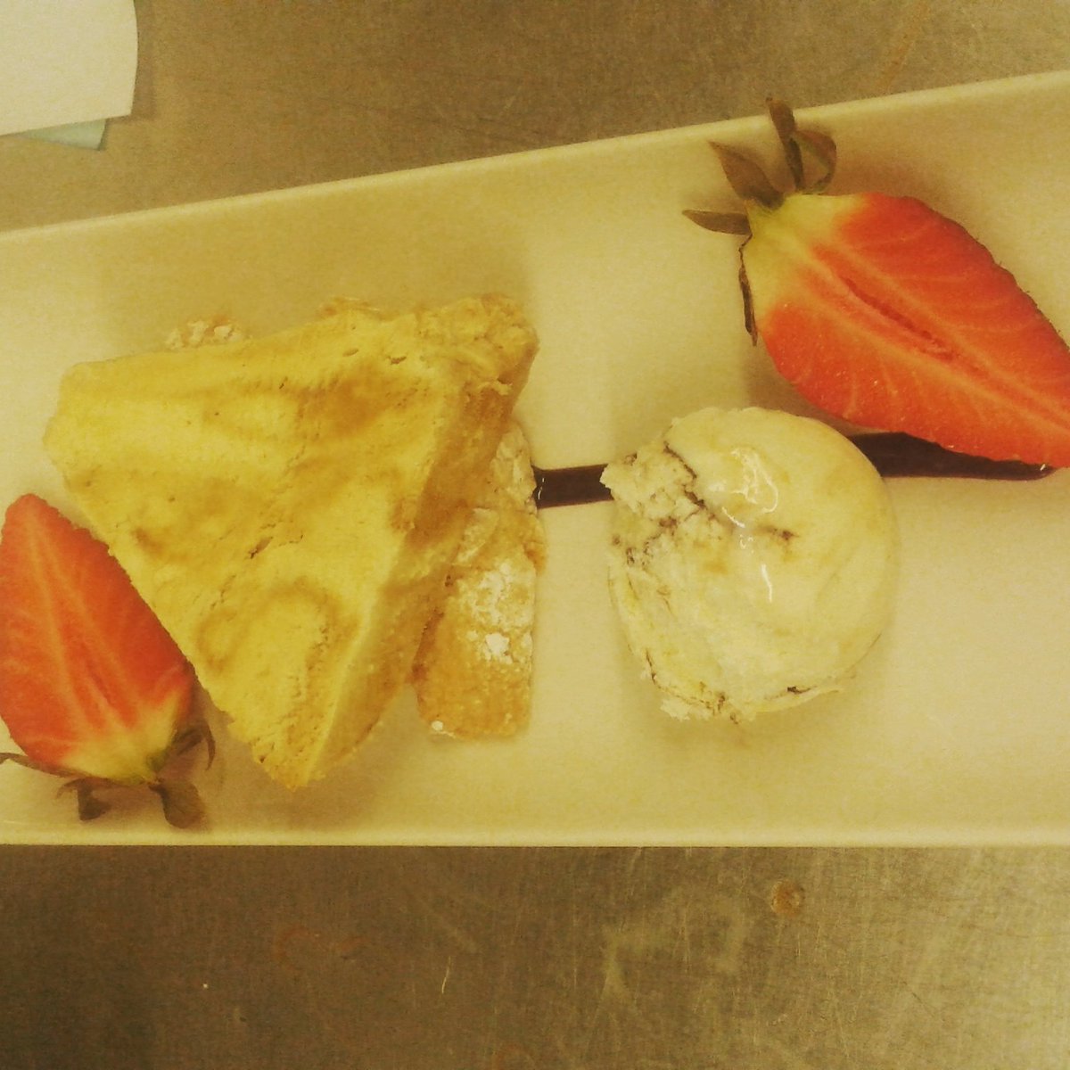 jacob_chef's tweet photo. Tiramasu eith chocolate and vanilla ice cream and chocolate sauce with strawberry https://t.co/2eCA6ayW1J
