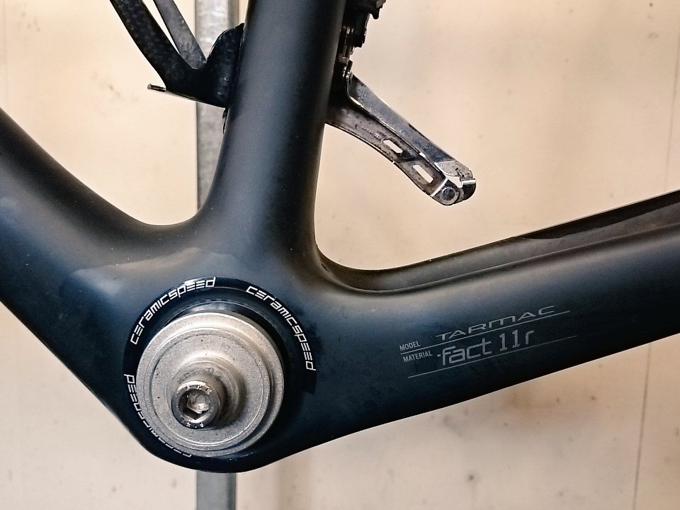 Pressing <a href="/CeramicSpeed/">CeramicSpeed</a> bearings into a <a href="/iamspecialized/">Specialized Bicycles</a> #tarmac before tweeking the @ShimanoROAD #di2. Awesome.