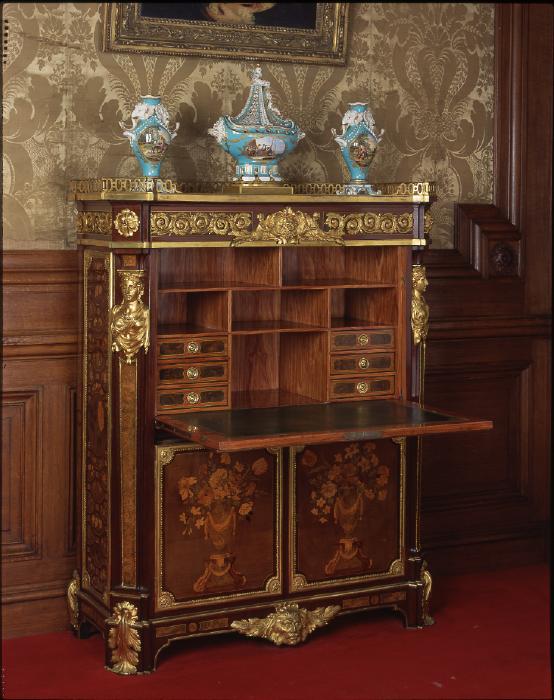 WaddesdonManor's tweet image. Made for Louis XVI's study at the Petit Trianon this secretaire has hidden drawers #secretsMW @MuseumWeek