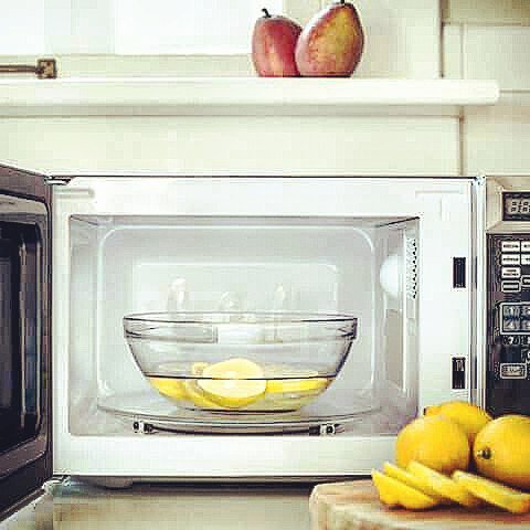 FussSg's tweet image. Germs &amp;amp; bacteria in your microwave? Clean it with just lemon and water - ow.ly/ZZhFp - #lemonhacks #sg
