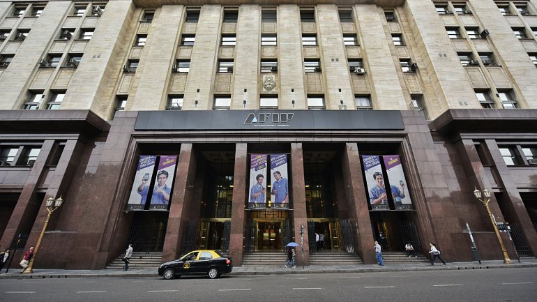 La AFIP fijó la fecha a partir de la cual la factura electrónica será obligatoria infob.ae/1qaQLyz