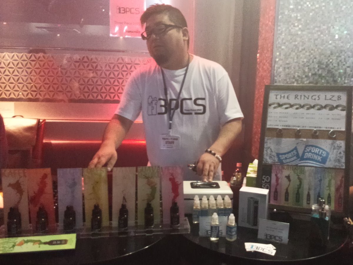 YSVAPE's tweet photo. VAPEイベント「VAPE&amp;ViBES」に行ってきた！
https://t.co/ILkIsyXhlJ
#vape_voice #vape_vibes
#絶妙なこの表情!! https://t.co/s1oS0PLCwx