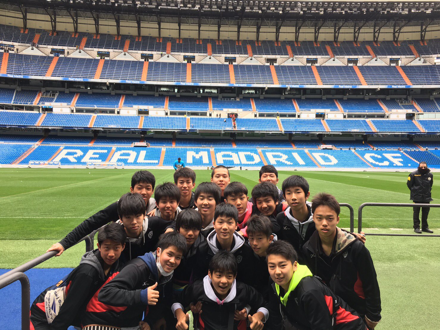 京都サンガf C U 15 スペイン遠征最終日は レアル マドリード のホームスタジアム サンティアゴ ベルナベウ スタジアムツアーに行ってます みんないい表情ですね T Co Frnobzmy3k サンガアカデミー Sanga T Co Zpenlfpfzs