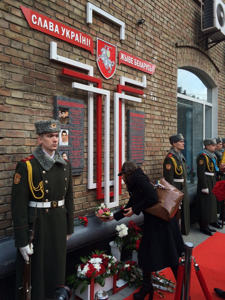 В Киеве установили памятник погибшим белорусам