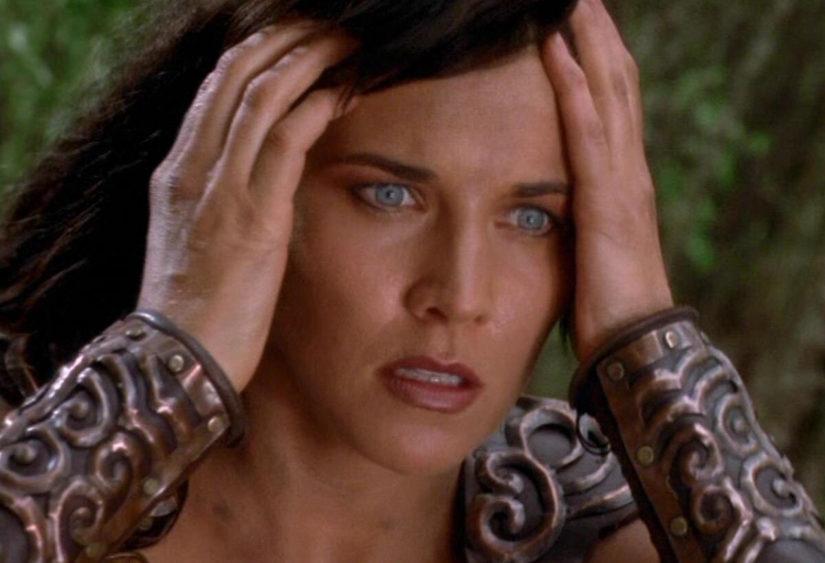 LUCY LAWLESS CeoRR9nXIAAsmJS