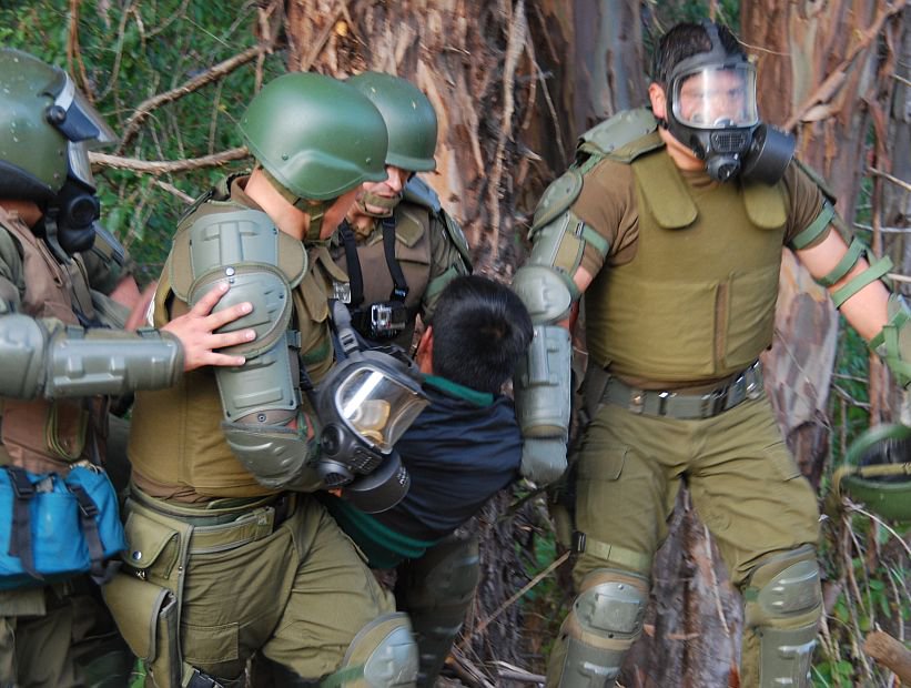 Chileokulto's tweet photo. En Plena #SemanaSanta Violento desalojo de comunidad Mapuche en predio forestal #Contaco https://t.co/dqnswoFXnf https://t.co/dKPrzPZgRy