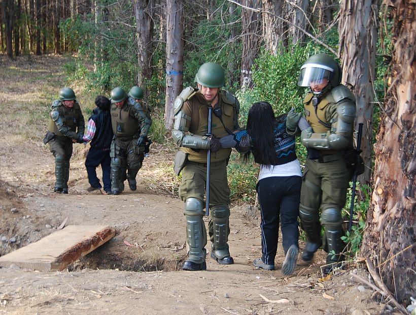 Chileokulto's tweet photo. En Plena #SemanaSanta Violento desalojo de comunidad Mapuche en predio forestal #Contaco https://t.co/dqnswoFXnf https://t.co/dKPrzPZgRy