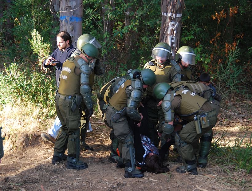 Chileokulto's tweet photo. En Plena #SemanaSanta Violento desalojo de comunidad Mapuche en predio forestal #Contaco https://t.co/dqnswoFXnf https://t.co/dKPrzPZgRy