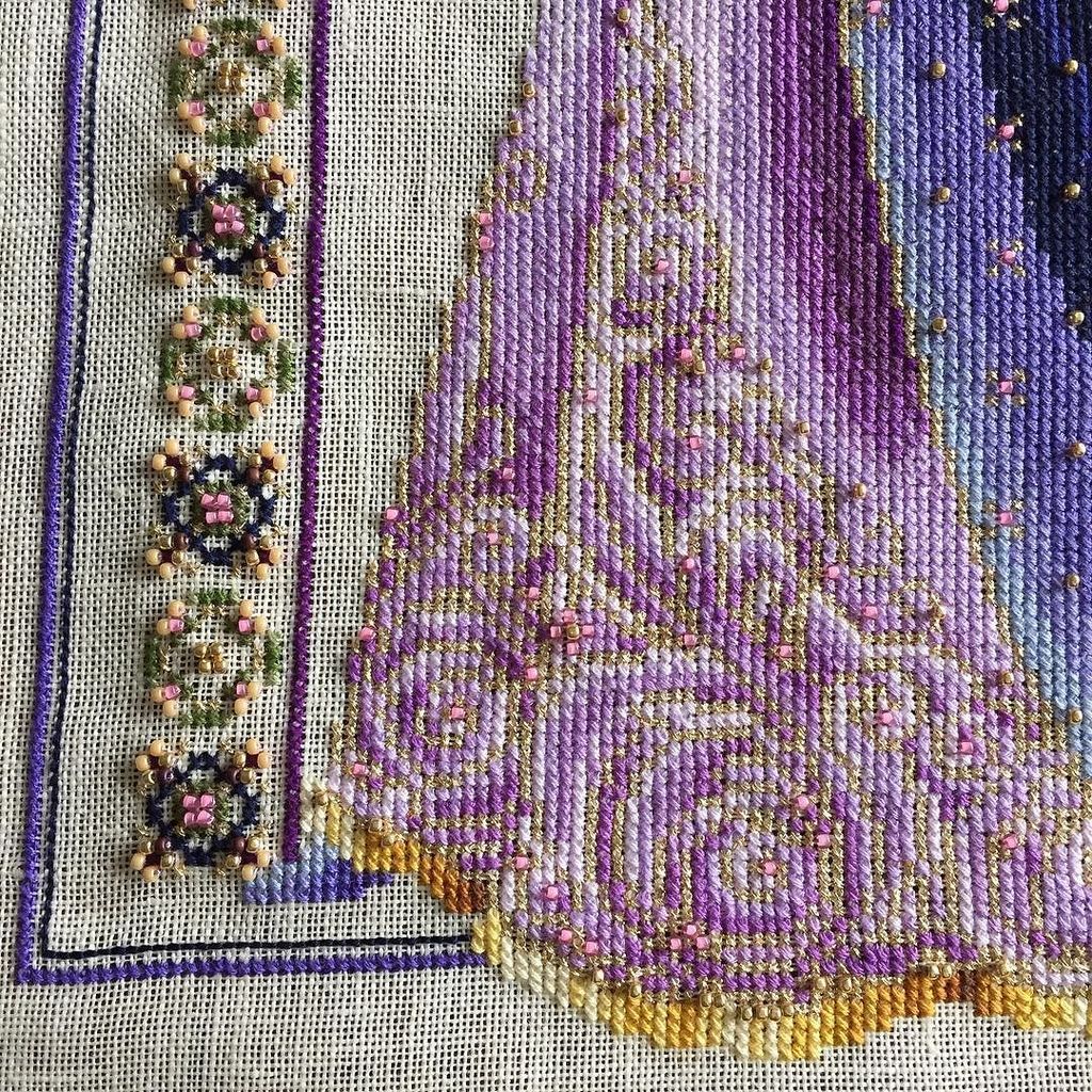 password_quilt's tweet image. after the train, here's the skirt and a glimps of her shoe 👠 || #celticspring #celticladies #crossstitch